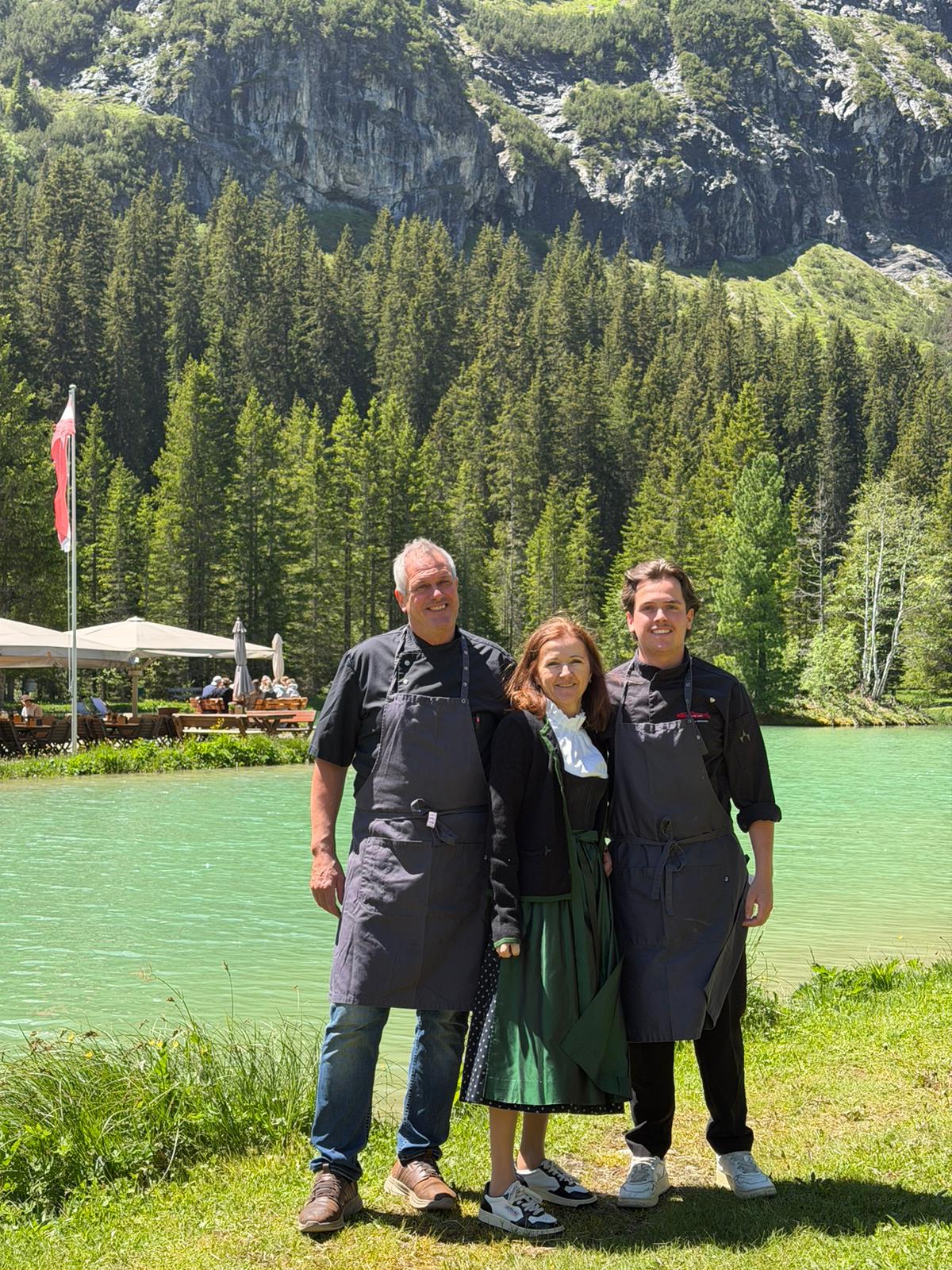 Andreas, Cornelia und Constantin Mittermayr vor dem Fischteich Lech mit Bergpanorama