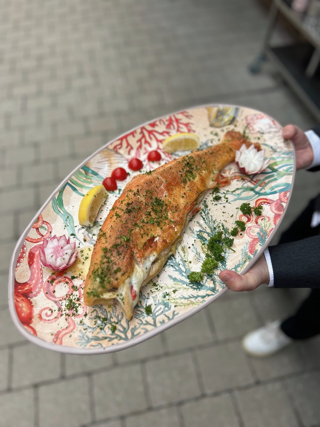 Goldforelle vom Grill auf dekorativer Fischplatte für 2–4 Personen