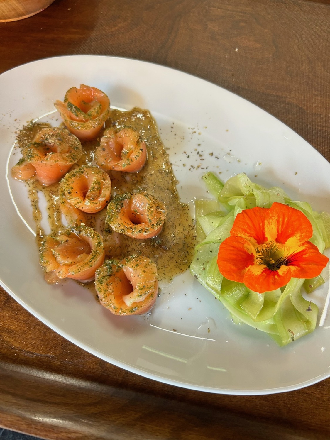 Gebeiztes Lachsforellenfilet als Rosetten mit Kapuzinerblüte