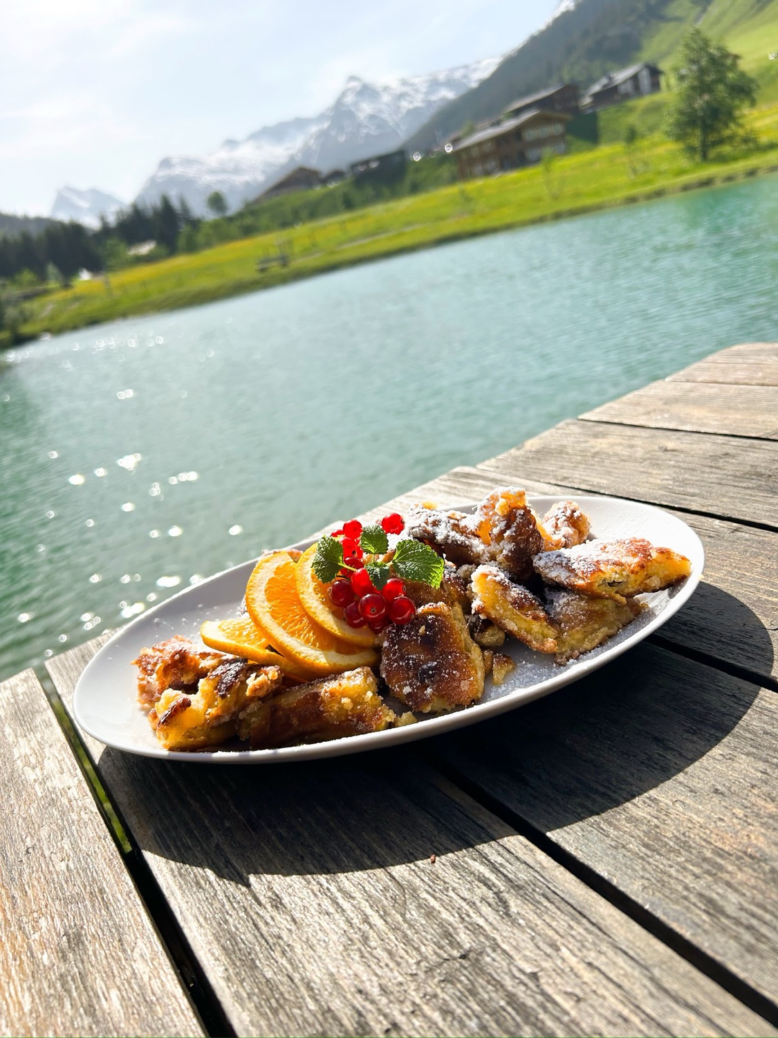 Regionale Schmankerl, frisch angerichtet mit Blick auf den Fischteich