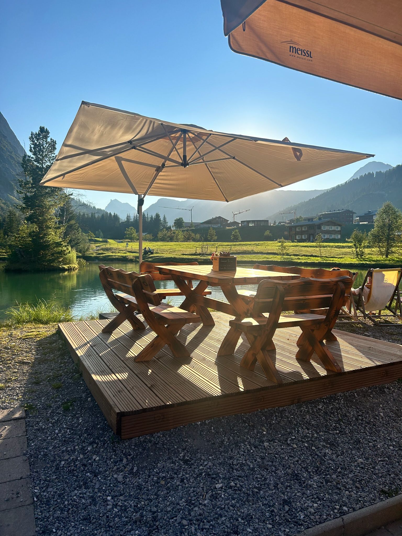 Sonnenterrasse am Fischteich mit Sonnenschirm, Bergpanorama und Seeblick