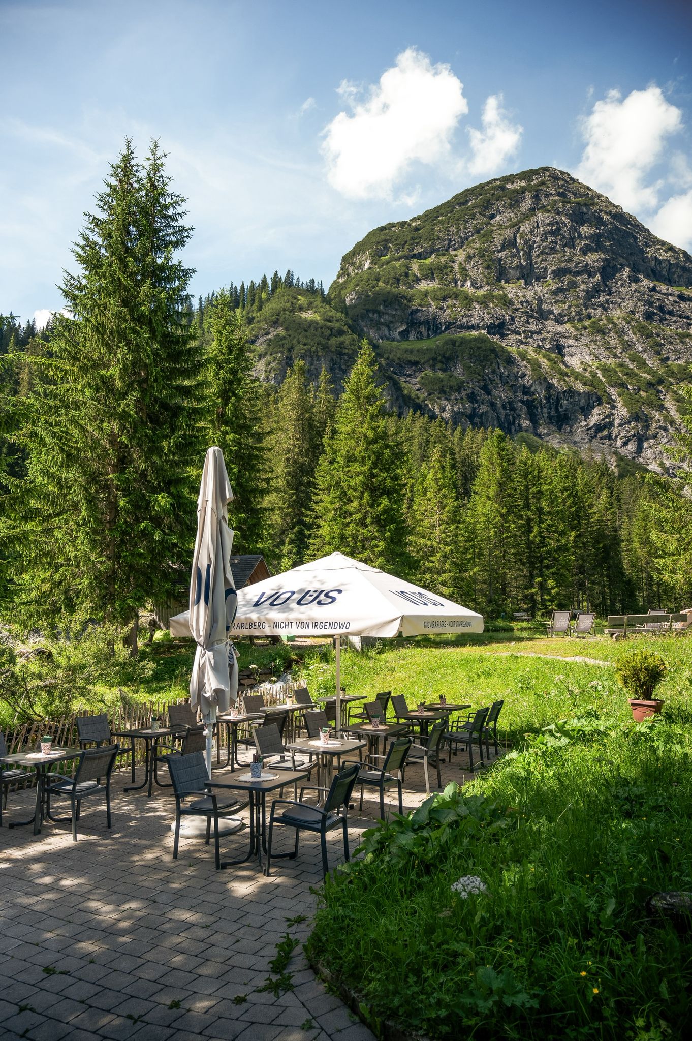 Terrassenplätze am Fischteich mit Bergpanorama