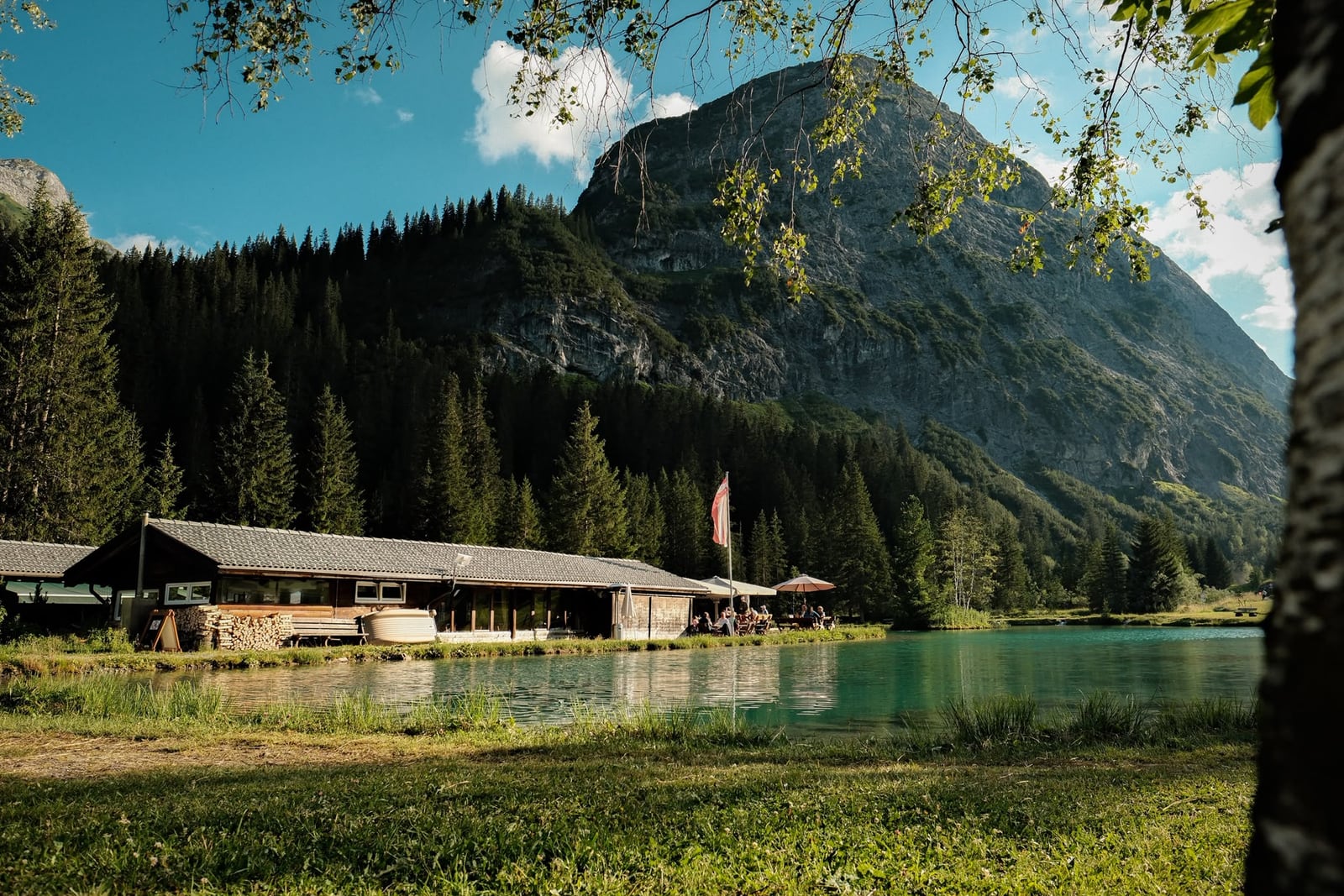 Das Restaurant Fischerwirt am Teich mit Blick auf das Bergmassiv